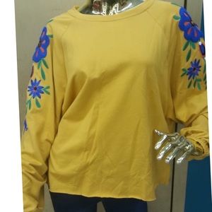 Sweatshirt with embroidery on the shoulders